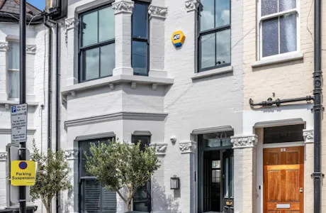 London-style-house-with-traditional-sash-windows-1024x683