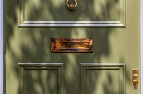 Ruvigni-Gardens-Polished-Brass-Door-Furniture-on-Freen-Door-819x1024